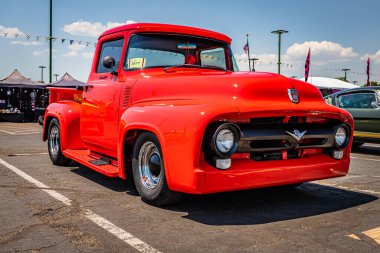 Reno, NV - 3 Ağustos 2021: 1956 Ford F100 kamyonet yerel bir araba fuarında.