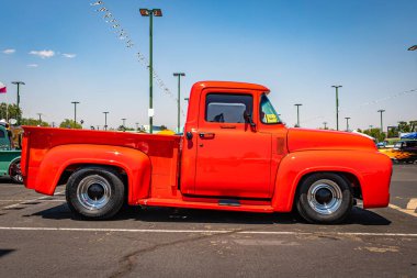 Reno, NV - 3 Ağustos 2021: 1956 Ford F100 kamyonet yerel bir araba fuarında.