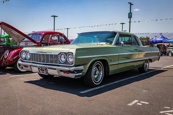 Reno, NV - 3 Ağustos 2021: 1964 Chevrolet Impala Spor Coupe Yerel bir araba fuarında.