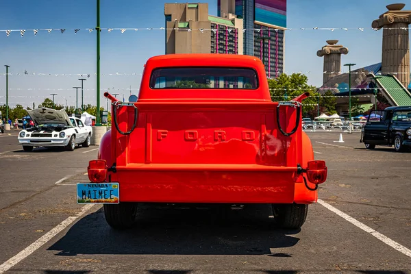 2021年8月3日 1956年福特F100皮卡 Ford F100 Ppick Truck 在当地车展上的表演 — 图库照片