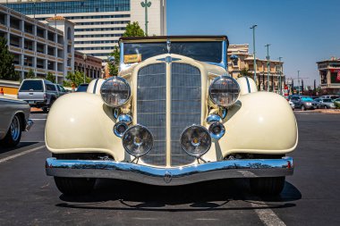 Reno, NV - 3 Ağustos 2021: 1935 Buick Serisi 60 model Üstü açılabilir Phaeton yerel bir araba fuarında.