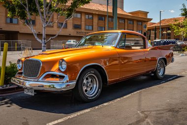 Reno, NV - 3 Ağustos 2021 Studebaker Golden Hawk Hardtop Coupe Yerel bir araba fuarında.