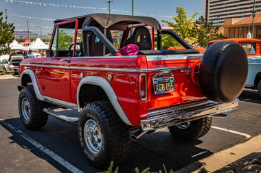 Reno, NV - 3 Ağustos 2021: 1968 Ford Bronco Half Cab Pickup Truck Yerel bir araba fuarında.