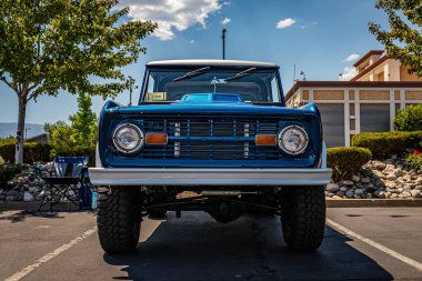 Reno, NV - 3 Ağustos 2021: 1976 Ford Bronco 2 Door Wagon Yerel bir araba fuarında.