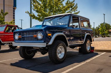 Reno, NV - 3 Ağustos 2021: 1976 Ford Bronco 2 Door Wagon Yerel bir araba fuarında.