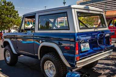 Reno, NV - 3 Ağustos 2021: 1976 Ford Bronco 2 Door Wagon Yerel bir araba fuarında.