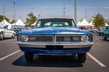 Reno, NV - 3 Ağustos 2021: 1970 Dodge Dart Swinger Hardtop Coupe Yerel bir araba fuarında.