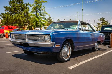 Reno, NV - 3 Ağustos 2021: 1970 Dodge Dart Swinger Hardtop Coupe Yerel bir araba fuarında.