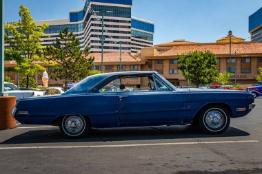Reno, NV - 3 Ağustos 2021: 1970 Dodge Dart Swinger Hardtop Coupe Yerel bir araba fuarında.