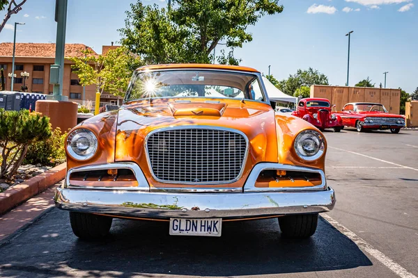 美国新泽西州里诺 2021年8月3日 1957年Studebaker Golden Hawk Hardtop Coupe在当地车展上的表演 — 图库照片