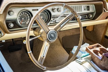 Reno, NV - 3 Ağustos 2021: 1967 Oldsmobile Vista Cruiser Station Wagon Yerel bir araba fuarında.