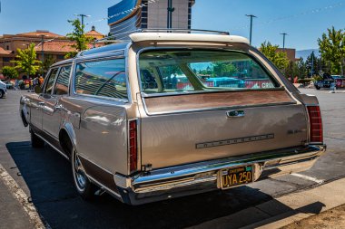 Reno, NV - 3 Ağustos 2021: 1967 Oldsmobile Vista Cruiser Station Wagon Yerel bir araba fuarında.