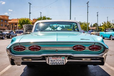 Reno, NV - 3 Ağustos 2021: 1962 Yerel bir araba fuarında Oldsmobile Starfire hardtop coupe.
