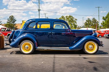 Reno, NV - 3 Ağustos 2021: 1935 Ford Model 48 Deluxe Fordor Sedan Yerel bir araba fuarında.