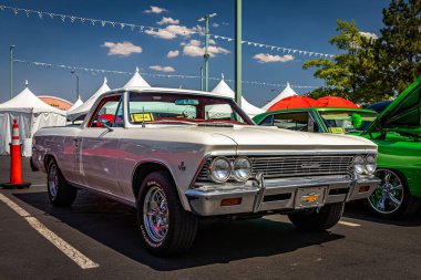 Reno, NV - 3 Ağustos 2021: 1966 Chevrolet El Camino kamyonet yerel bir araba fuarında.