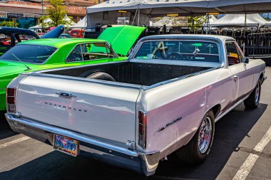Reno, NV - 3 Ağustos 2021: 1966 Chevrolet El Camino kamyonet yerel bir araba fuarında.
