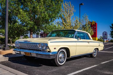 Carson City, NV - 3 Ağustos 2021 Chevrolet Impala Hardtop Coupe Yerel bir araba fuarında.