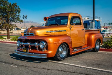 Reno, NV - 4 Ağustos 2021: 1951 Ford F1 kamyonet yerel bir araba fuarında.