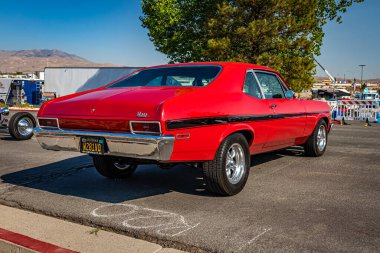 Reno, NV - 4 Ağustos 2021: 1970 Chevrolet Nova hardtop coupe yerel bir araba fuarında.