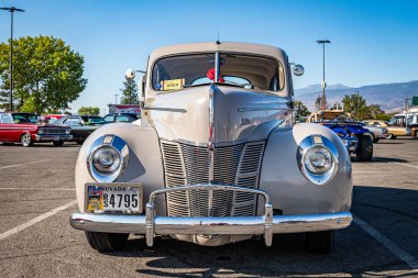 Reno, NV - 4 Ağustos 2021: 1940 Ford Deluxe Fordor Sedan Yerel bir araba fuarında.