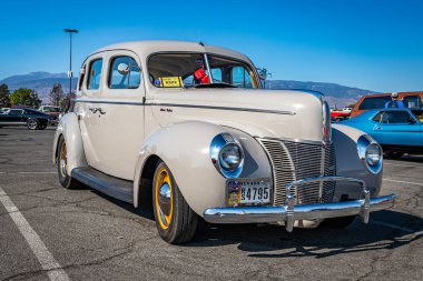 Reno, NV - 4 Ağustos 2021: 1940 Ford Deluxe Fordor Sedan Yerel bir araba fuarında.