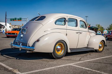 Reno, NV - 4 Ağustos 2021: 1940 Ford Deluxe Fordor Sedan Yerel bir araba fuarında.