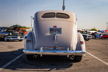 Reno, NV - 4 Ağustos 2021: 1940 Ford Deluxe Fordor Sedan Yerel bir araba fuarında.