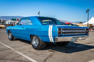 Reno, NV - 4 Ağustos 2021: 1968 Dodge Hemi Dart Hardtop Coupe Yerel bir araba fuarında.