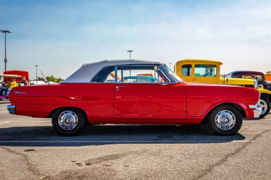 Reno, NV - 4 Ağustos 2021: 1963 Chevrolet Chevy II Nova 400 SS Üstü açılabilen bir otomobil fuarında.