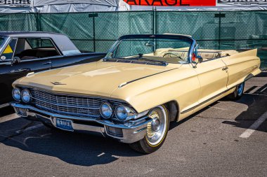 Reno, NV - 4 Ağustos 2021: 1962 Cadillac Coupe de Ville Yerel bir araba fuarında üstü açılır.