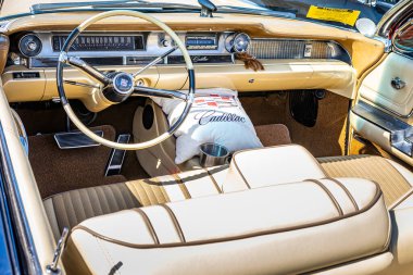 Reno, NV - 4 Ağustos 2021: 1962 Cadillac Coupe de Ville Yerel bir araba fuarında üstü açılır.