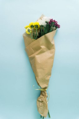 Mavi arka planda bir demet güzel çiçek. Düz yatıyordu.