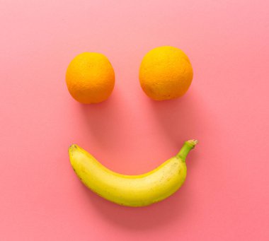 Portakallar ve muzlar gülen yüz olarak güzelce dizilmiştir..