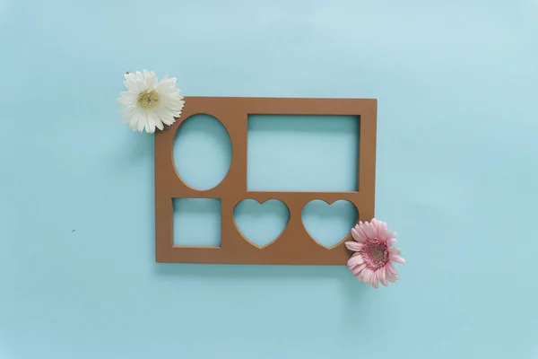 Modern minimalist ahşap çerçeve fikri. Pembe ve beyaz güzel çiçekler..