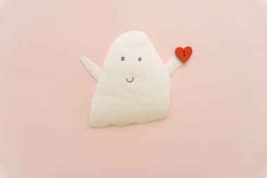 Pembe arka planda sevimli hayalet ve kırmızı kalbin yaratıcı düzenlemesi.