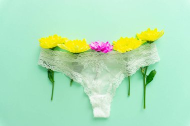 Modern organik pembe ve sarı desenler ve beyaz kadın iç çamaşırları..