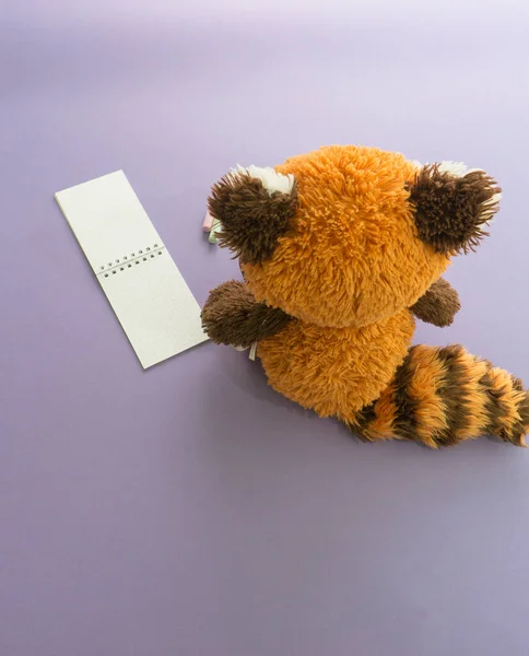 Modern kırmızı panda oyuncağı, tebeşir ve not defteri kavramı
