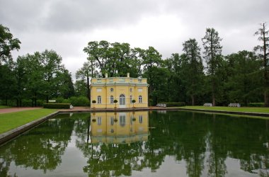 Parkta gölet kıyısındaki Tsarskoye Selo köşk