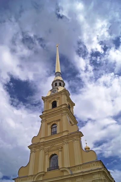 Золотой шпиль Петропавловского собора в Санкт-Петербурге с ангелом на вершине колокольни — стоковое фото