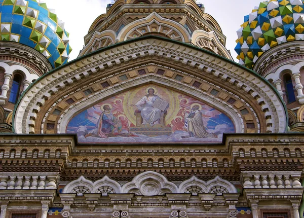 Ikone der Auferstehung Christi über dem Eingang zur Erlöserkirche auf dem vergossenen Blut in St. Peter — Stockfoto