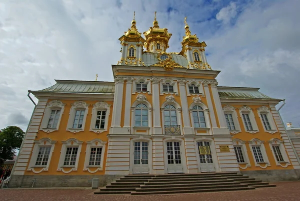 Палацова церква Великого палацу в місті Peterhof — стокове фото