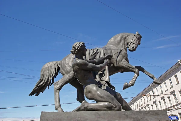 Figuras Puente de Anichkov San Petersburgo hombre con caballo — Foto de Stock