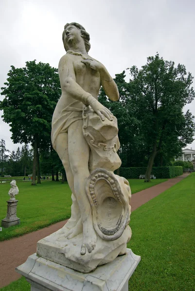 Estatua de Andrómeda encadenada a la roca y al monstruo marino — Foto de Stock