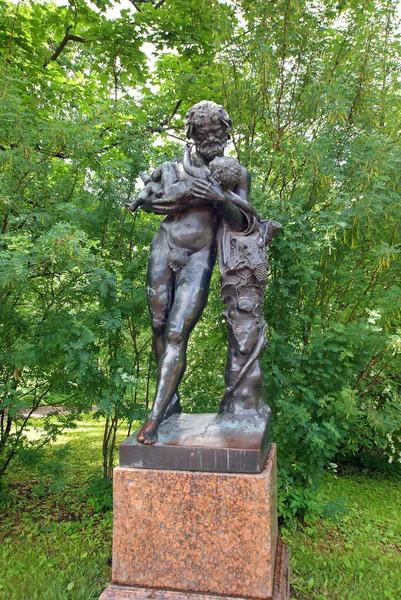 Estatua de Sileno con el infante Dioniso — Foto de Stock