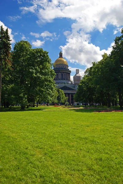 St. Isaac 's Cathedral view in St. Petersburg — стоковое фото