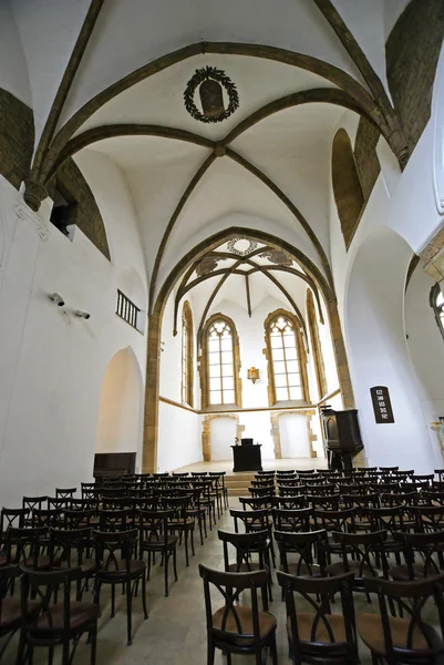 Interno di una piccola chiesa cattolica — Foto Stock