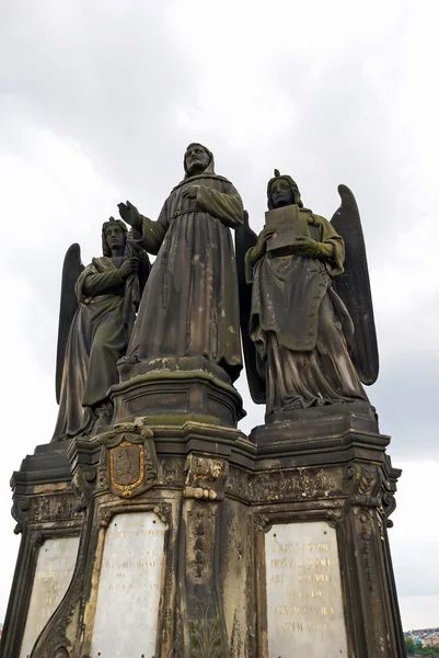 Estatua de San Francisco de Asís en el Puente de Carlos de Praga — Foto de Stock