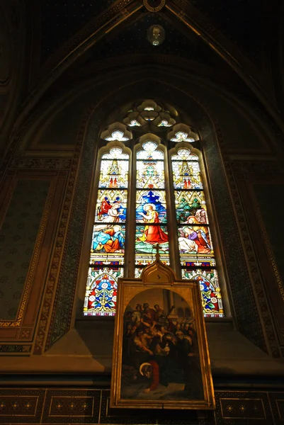 Gebrandschilderd glas in de katholieke kerk — Stockfoto