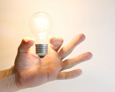 Ampul insan elinde yanıp sönen lamba aydınlatma