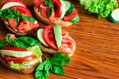 Somon ve avokado sandviç